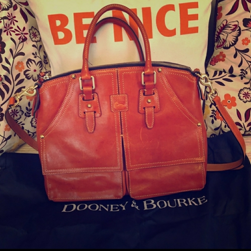 Dooney & Bourke gorgeous leather bag